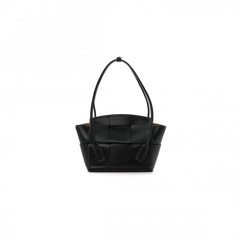 BOTTEGA VENETA FRENCH CALFSKIN MAXI INTRECCIATO ARCO 33 BLACK (25*22*9cm) BOTTEGA VENETA FRENCH CALFSKIN MAXI INTRECCIATO ARCO 33 BLACK (25*22*9cm)