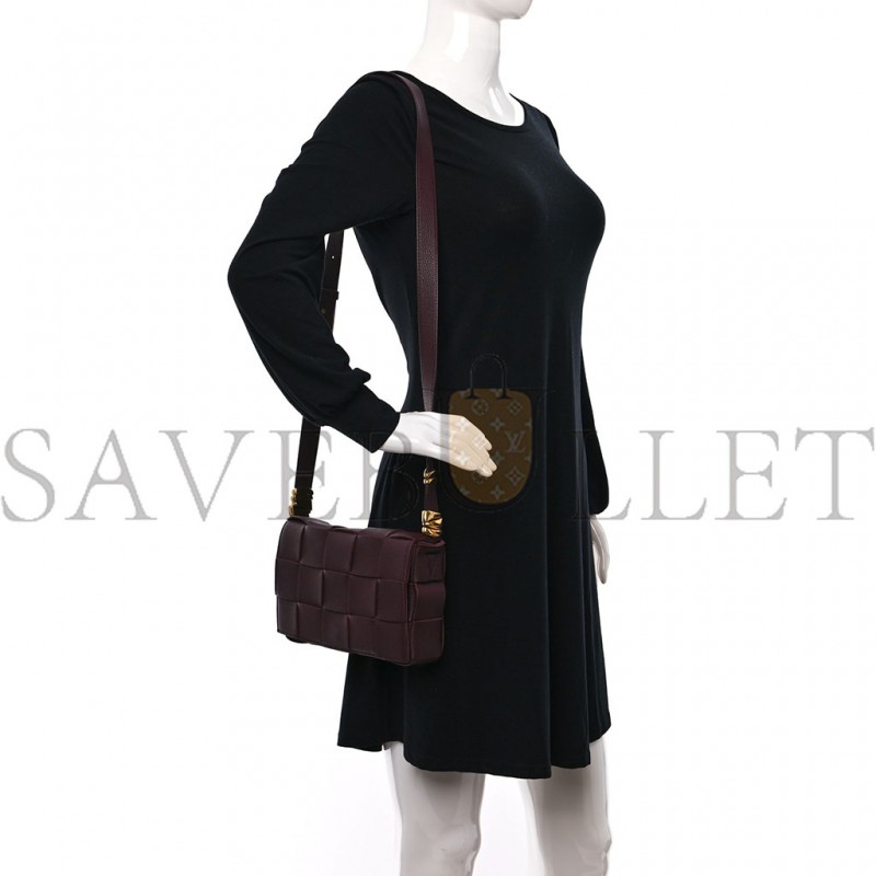 BOTTEGA VENETA GRAINED CALFSKIN MAXI INTRECCIATO CASSETTE CROSSBODY BAG BORDEAUX (22*15*6cm)