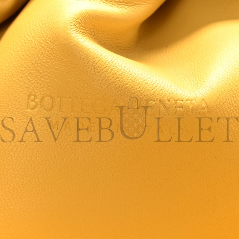 BOTTEGA VENETA NAPPA MAXI INTRECCIATO THE POUCH OVERSIZED CLUTCH CORN (38*21*8cm) BOTTEGA VENETA NAPPA MAXI INTRECCIATO THE POUCH OVERSIZED CLUTCH CORN (38*21*8cm)