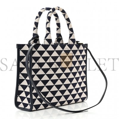PRADA JACQUARD SAFFIANO TRIANGOLO SYMBOLE EMBROIDERED SMALL TOTE BALTICO TALCO (29*22*9cm) PRADA JACQUARD SAFFIANO TRIANGOLO SYMBOLE EMBROIDERED SMALL TOTE BALTICO TALCO (29*22*9cm)