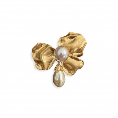 YSL VINTAGE PETAL PEARL BROOCH YSL VINTAGE PETAL PEARL BROOCH