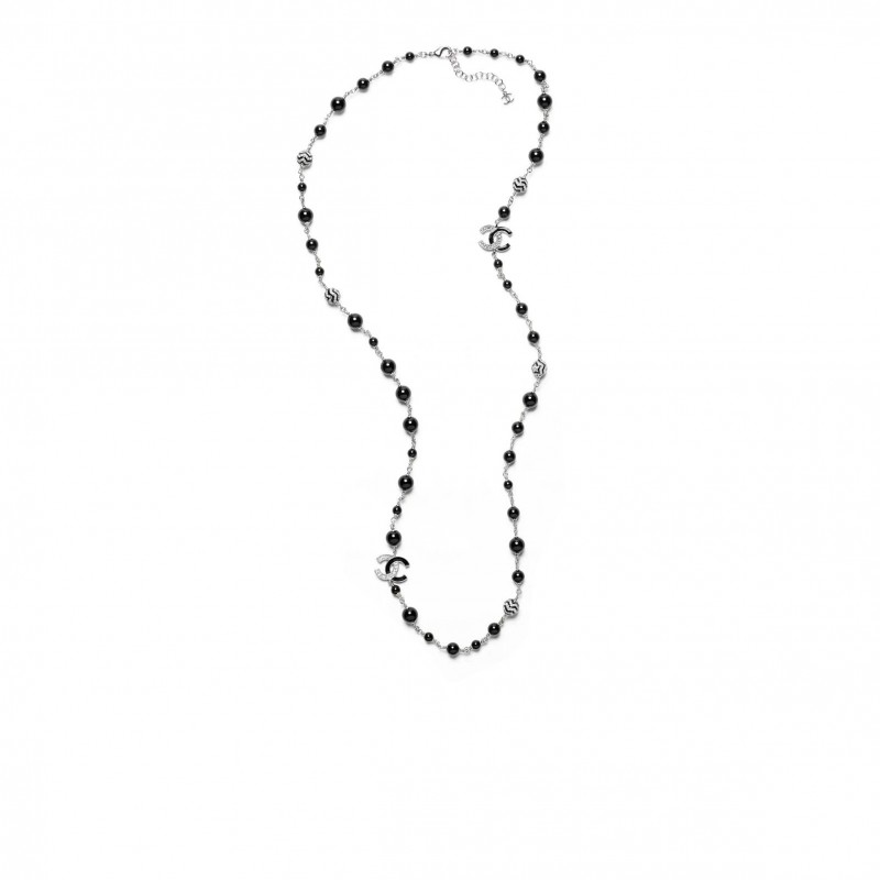 CHANEL BLACK AND WHITE CC LOGO FAUX PEARL LONG NECKLACE J89703