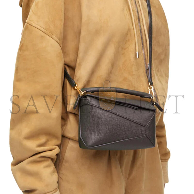 LOEWE MINI PUZZLE EDGE BAG IN SOFT GRAINED CALFSKIN A510P88X16-1220 (18*12.5*8cm) LOEWE MINI PUZZLE EDGE BAG IN SOFT GRAINED CALFSKIN A510P88X16-1220 (18*12.5*8cm)