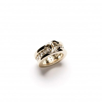 CHANEL METAL PEARL RING ENCRUSTED WITH CRYSTAL AND GOLDEN CC LOGO IN THE MIDDLE 
