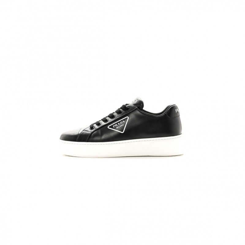 PRADA VITELLO SOFT TRIANGLE LOGO LOW TOP 45MM SNEAKERS 40 BLACK WHITE